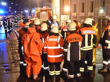Zu einem riskanten Großeinsatz mussten die Feuerwehren der Großen Kreisstadt in der Nacht vom 1. auf den 2. Juni dieses Jahres ausrücken, als in einem Keller in der Theresienstraße Chemikalien unter Wasser standen. Foto: Peter Rauch/Archiv