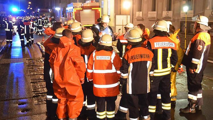 Zu einem riskanten Großeinsatz mussten die Feuerwehren der Großen Kreisstadt in der Nacht vom 1. auf den 2. Juni dieses Jahres ausrücken, als in einem Keller in der Theresienstraße Chemikalien unter Wasser standen. Foto: Peter Rauch/Archiv