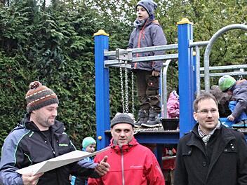 Freuen sich über den sanierten Spielplatz in Dippach: Oliver Lutz für die Dorfjugend (links) und Maroldsweisachs Bürgermeister Wolfram Thein (rechts). Foto: Helmut Will