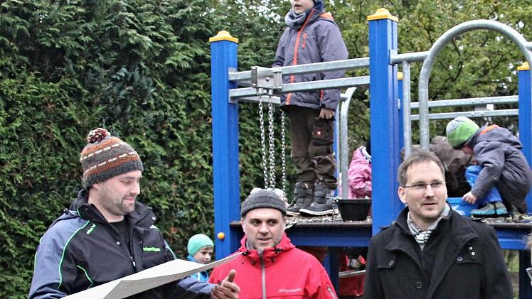 Freuen sich über den sanierten Spielplatz in Dippach: Oliver Lutz für die Dorfjugend (links) und Maroldsweisachs Bürgermeister Wolfram Thein (rechts). Foto: Helmut Will