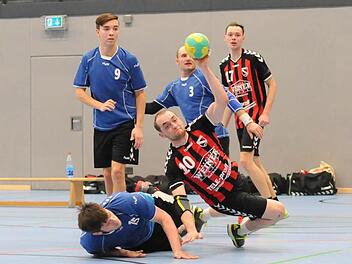 Gegen Brückenaus Angriffswucht, hier mit Michael Müller (am Ball) und Simon Dietrich, waren die ersatzgeschwächten Lohrer Mark Hartig (am Boden), Philipp Weis und Johannes Rützel machtlos.  Foto: ssp