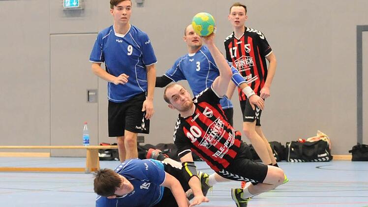 Gegen Brückenaus Angriffswucht, hier mit Michael Müller (am Ball) und Simon Dietrich, waren die ersatzgeschwächten Lohrer Mark Hartig (am Boden), Philipp Weis und Johannes Rützel machtlos.  Foto: ssp