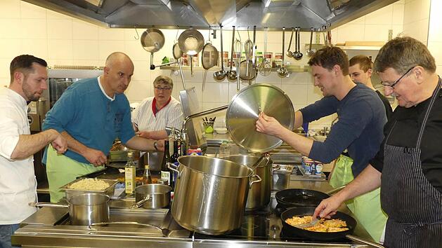 Gemeinsam wurde beim ersten Kochkurs f&uuml;r Rh&ouml;ner Gastronomen und Hotels ein Men&uuml; mit ausschlie&szlig;lich regionalen Bio-Produkten zubereitet. Foto: Marc Huter