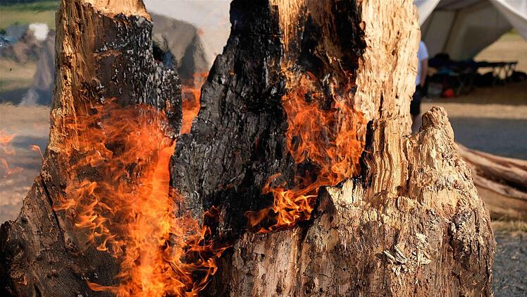 Unter Aufsicht durfte das Lagerfeuer entzündet werden. Foto: Gerd Schaar