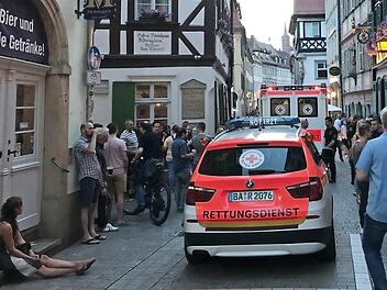 Am vergangenen Samstag hatten die Sicherheitskräfte die Lage im Griff: Rettungsseinsatz an der Engstelle zwischen Schlenkerla und Alt Ringlein.  Foto: MW