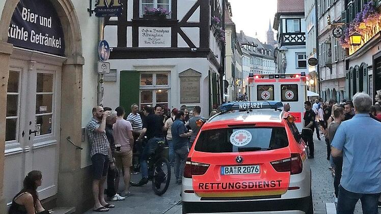 Am vergangenen Samstag hatten die Sicherheitskräfte die Lage im Griff: Rettungsseinsatz an der Engstelle zwischen Schlenkerla und Alt Ringlein.  Foto: MW