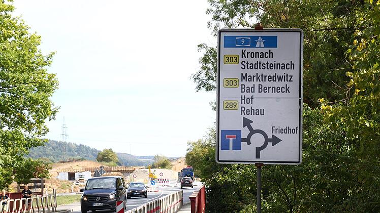 Die Schilder für die neue Trasse sind aufgestellt (hier am Ortsausgang von Untersteinach in Richtung Ludwigschorgast). Foto: Jürgen Gärtner