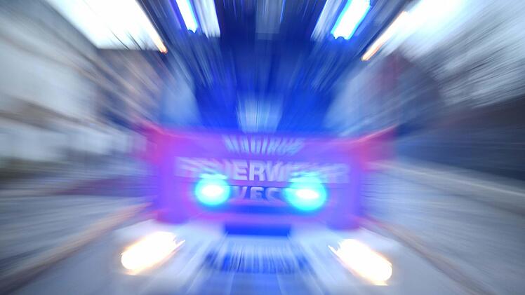 Ein Feuer in Erlenbach am Main im Landkreis Miltenberg beschäftigt die Polizei: Wurde ein Helfer von einem Betrunkenen angegriffen? Symbolbild: Ronald Rinklef