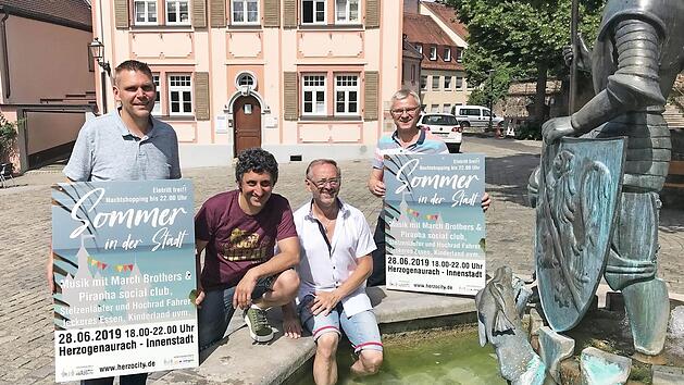 Sommer in der Stadt - Stefan M&uuml;ller (v.l.), Alberto Parmigiani, Walter Dietz und Thomas Kotzer sind optimistisch, dass auch beim Nachtshopping die eine oder andere Erfrischung von N&ouml;ten ist.  Foto: Michael Busch