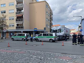 Beim Abbiegen &uuml;bersah ein Lkw-Fahrer in N&uuml;rnberg eine Frau und rollte ihr &uuml;ber den Fu&szlig;. Die Unfallaufnahme l&auml;uft. Foto: NEWS5 / Maurer