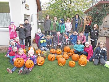 Die Kinder mit ihren geschnitzten K&uuml;rbissen. Foto: Sabine R&uuml;gamer