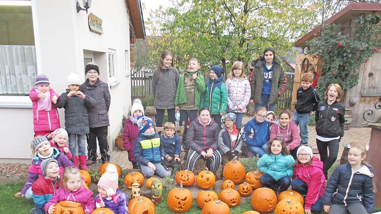 Die Kinder mit ihren geschnitzten K&uuml;rbissen. Foto: Sabine R&uuml;gamer