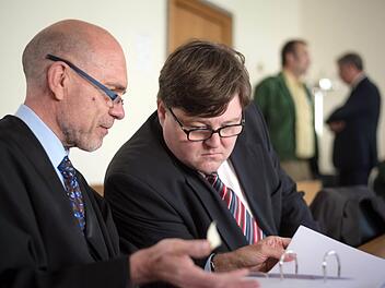 Der ehemalige Bürgermeister von Zapfendorf, Matthias Schneiderbanger (r.), war  im Mai 2015  in Hof  verurteilt worden.  Federführend: die Staatsanwaltschaft Hof. Foto: Nicolas Armer/dpa