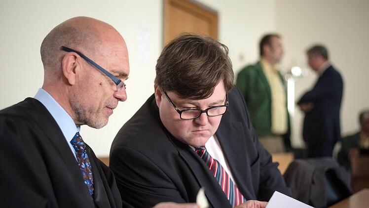 Der ehemalige Bürgermeister von Zapfendorf, Matthias Schneiderbanger (r.), war  im Mai 2015  in Hof  verurteilt worden.  Federführend: die Staatsanwaltschaft Hof. Foto: Nicolas Armer/dpa