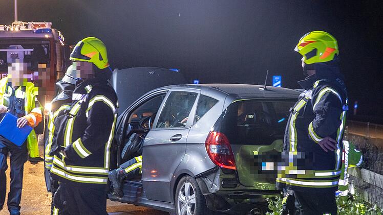 A73 bei Bamberg: Heftiger Auffahr-Unfall f&uuml;hrt zu Sperrung - 19-J&auml;hriger rast in Mercedes-Heck