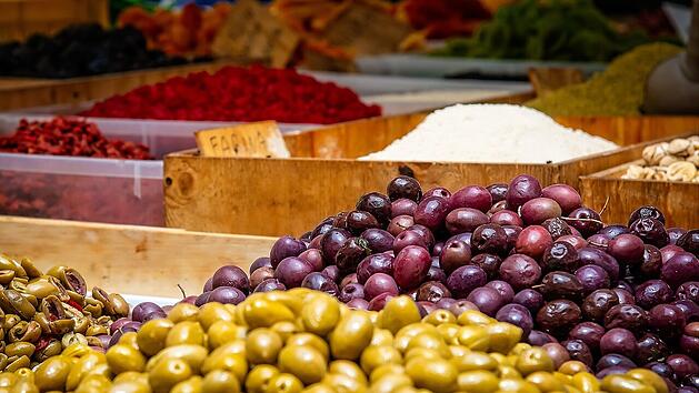 Frisches Obst, Gem&uuml;se und Oliven gibt es auf den Wochenm&auml;rkten der Insel.