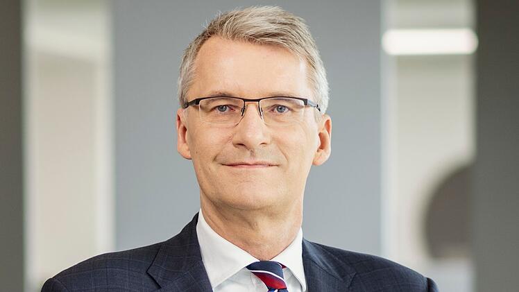Zum vierten Mal besch&auml;ftigt sich USA-Experte Elmar Theve&szlig;en mit seiner Doku-Partnerin Annette Brieger in einem Film mit Donald Trump und den USA.