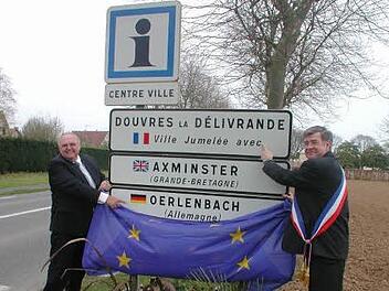 Die Enthüllung des Ortsschildes in Douvres-la-Délivrande Foto: Stefan Geiger