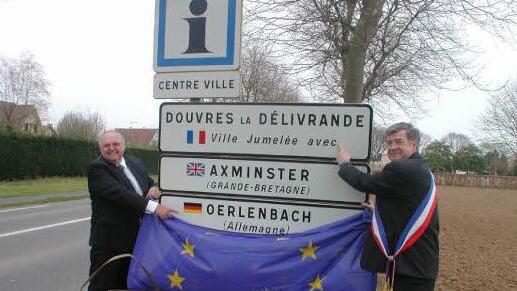 Die Enthüllung des Ortsschildes in Douvres-la-Délivrande Foto: Stefan Geiger