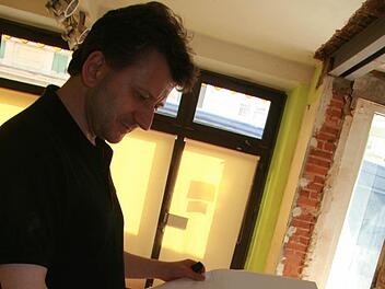 Johannes Rupprecht tüftelt mit an den Details: Die neue Buchhandlung ist 400 Quadratmeter groß und soll nach seinen Worten eine neue Welt des Lesens eröffnen. Im Mittelpunkt steht eine Kinder-Insel. Foto: Sonja Adam