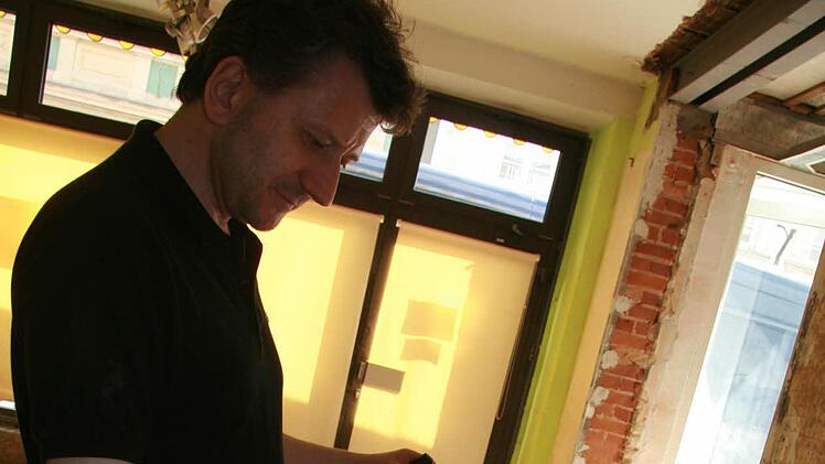 Johannes Rupprecht tüftelt mit an den Details: Die neue Buchhandlung ist 400 Quadratmeter groß und soll nach seinen Worten eine neue Welt des Lesens eröffnen. Im Mittelpunkt steht eine Kinder-Insel. Foto: Sonja Adam