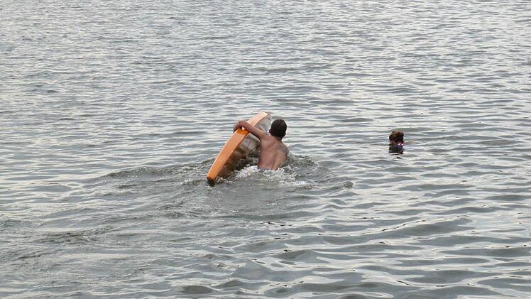 Fast wie bei Baywatch: Michael Neumann eilt Verena Lieb zu Hilfe.