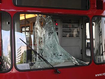 Beim Lokalderby zwischen Nürnberg und Fürth warf ein Hooligan einen Feuerlöscher durch die Scheibe einer entgegenkommenden U-Bahn und die Fahrerin wurde schwer verletzt. Dank eines Überwachungsvideos konnte der Täter schnell ermittelt werden.  Foto: dpa