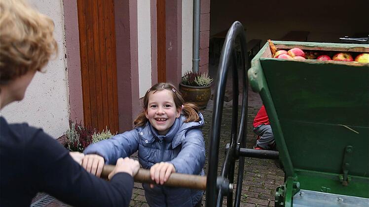 Giuliana aus München hilft gern mit beim Zerkleinern der Äpfel.