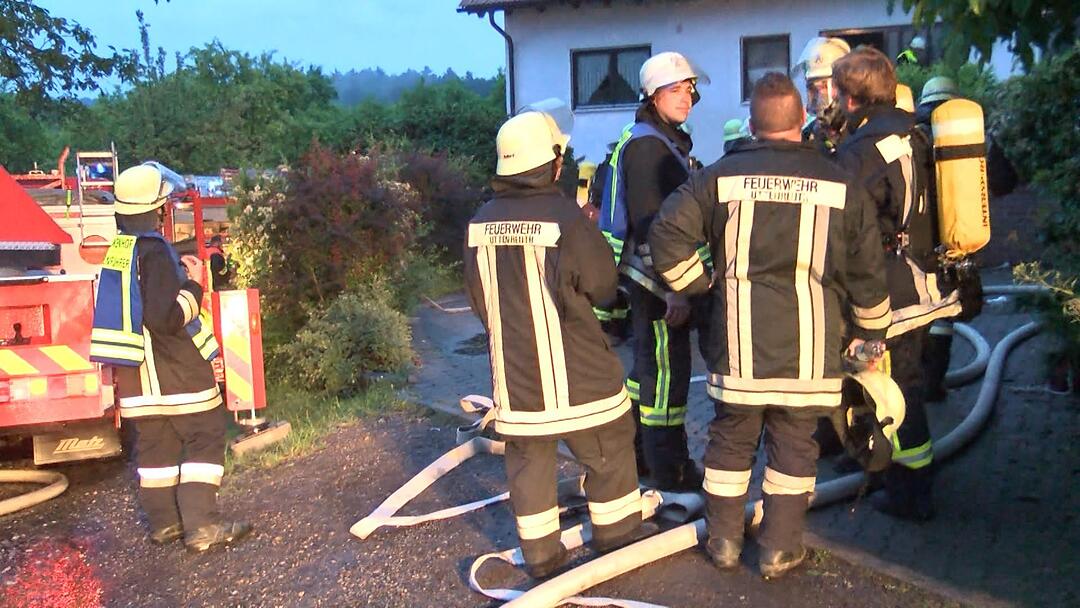 Blitz schlaegt in Dachstuhl in Adlitz ein
