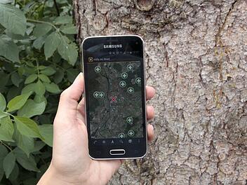 Auf dem Smartphone werden je nach Standort die nächsten Rettungspunkte über die App "Rettungskette Forst" dem Hilfebedürftigen angezeigt. Foto: Josef Hofbauer