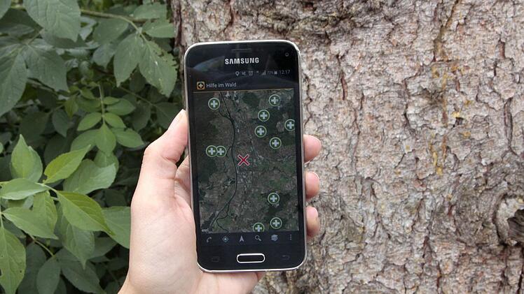 Auf dem Smartphone werden je nach Standort die nächsten Rettungspunkte über die App "Rettungskette Forst" dem Hilfebedürftigen angezeigt. Foto: Josef Hofbauer