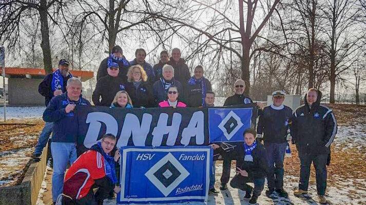 Der Norden hebt ab: Der versammelte HSV-Fanclub Rodachtal - unten links im roten Trikot Florian Göppner.