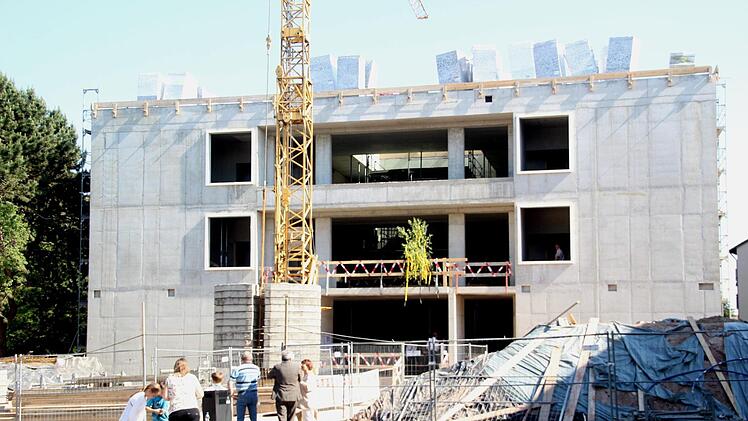 Am Erweiterungsbau der Carl-Platz-Schule wurde Richtfest gefeiert.  Foto: Richard Sänger