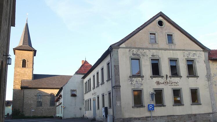In Westheim soll die ehemalige Gaststätte "Schwarzer Adler" mit einer Investition von über 2,4 Mio Euro zu einem neuen Gemeinschaftshaus gestaltet werden. Fotos: Günther Geiling