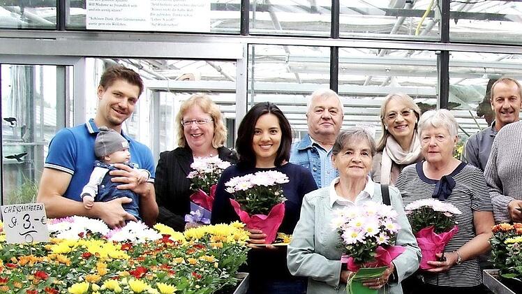 Die Preisträger: Michael Kampe mit Söhnchen Max, Matthes Renate (katholische Kirche), Karin Kampe, Heinz und Rosi Czellnik, Renate Schroff, Beate Bedner, Peter Gauch, Klaus Römmelt, Thomas Kotzer und Klaus-Peter Gäbelein Foto: Richard Sänger