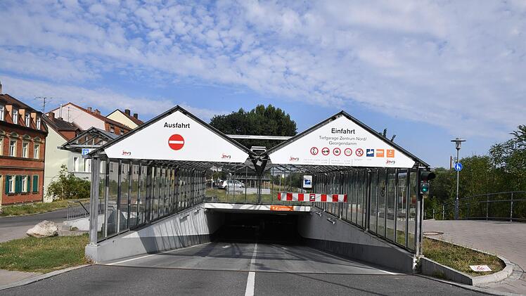 Die Tiefgarage Georgendamm ist eine von vier Anlagen der Stadtwerke, in der die erste Stunde künftig kostenlose sein wird. Auch am Schönleinsplatz,  Margaretendamm und  Luitpoldeck müssen Kurzparker nichts zahlen.  Foto: Ronald Rinklef