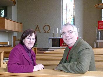 Das Pfarrerehepaar Christof Henzler und Doris Schirmer-Henzler stehen für eine offene Kirche im Bamberger Osten.  Foto: Marion Krüger-Hundrup