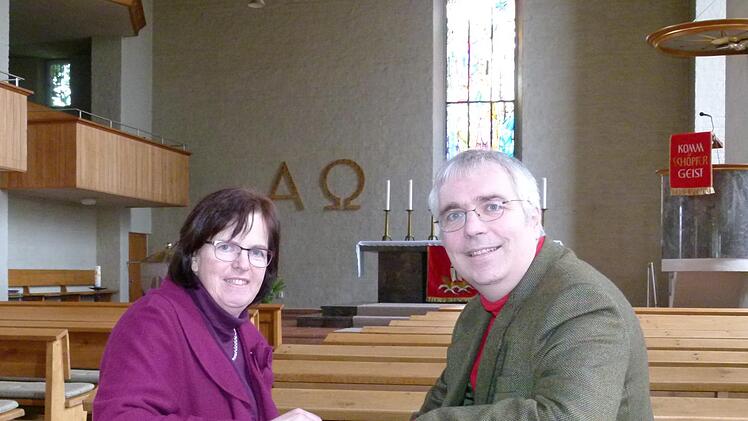 Das Pfarrerehepaar Christof Henzler und Doris Schirmer-Henzler stehen für eine offene Kirche im Bamberger Osten.  Foto: Marion Krüger-Hundrup