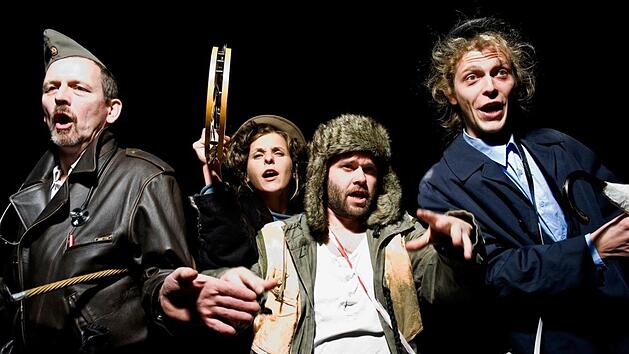 Seit zehn Jahren gibt es das WildWuchs-Theater, hier eine Szene aus "Das weltber&uuml;hmte Wohnschlafzimmer". Foto: Denis Meyer