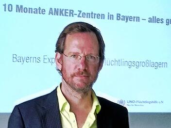 Alexander Thal bei seinem Vortrag "Zehn Monate Ankerzentren in Bayern - alles gut?"  Fotos: privat
