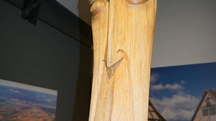 Individuelle Skulpturen schafft Elias Fisch aus alten Eichenbalken.