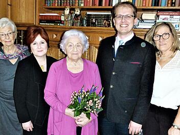 Elsbeth Theobaldi (Mitte) mit (von links) Helga Passing, der stellvertretenden Landrätin Christina Flauder, Bürgermeister Ralf Hartnack und Erika Warzecha Foto: Werner Reißaus