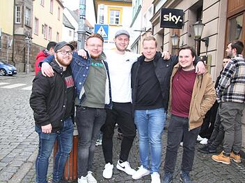 Yanic Weisflog (23), Michi K&ouml;hler (23), Max Angermann (24), Markus Weimann (24) und Lukas Budemann (24) finden es normal, dass man sich am Vormittag des Heiligen Abend mit Freunden trifft. Den jungen Leuten fehlt der Heiligabend-Fr&uuml;hschoppen. Doch die Stimmung in der Sohle ist gut, finden alle. Foto: Sonny Adam