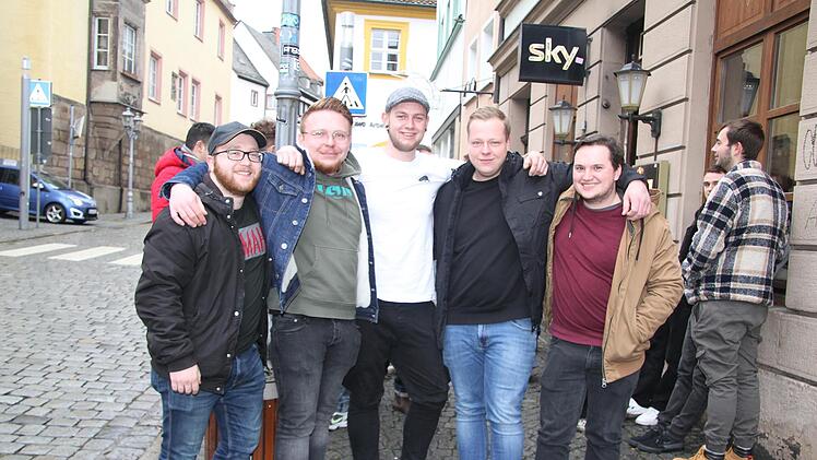 Yanic Weisflog (23), Michi K&ouml;hler (23), Max Angermann (24), Markus Weimann (24) und Lukas Budemann (24) finden es normal, dass man sich am Vormittag des Heiligen Abend mit Freunden trifft. Den jungen Leuten fehlt der Heiligabend-Fr&uuml;hschoppen. Doch die Stimmung in der Sohle ist gut, finden alle. Foto: Sonny Adam