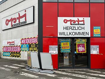 Nürnberger Opti-Wohnwelt-Filiale schließt: Ausverkauf sorgt für Mega-Ansturm
