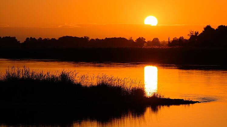 Sonnenaufgang am Fluss Oder