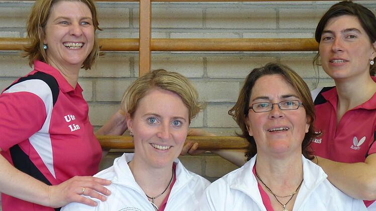 Da strahlten sie noch um die Wende, beim Aufstieg in der Vorsaison: Antje Bruchner (2.v.l.) ist aber mittlerweile nach Südafrika gezogen. Und Petra Rubin (2.v.r) fällt lange aus. Nur Ute Lin (l.) und Sonja Derfuss (r.) sowie Neuzugang Minling Liao (nicht im Bild) stehen noch zur Verfügung.  Fotos: Felix Ingerfeld