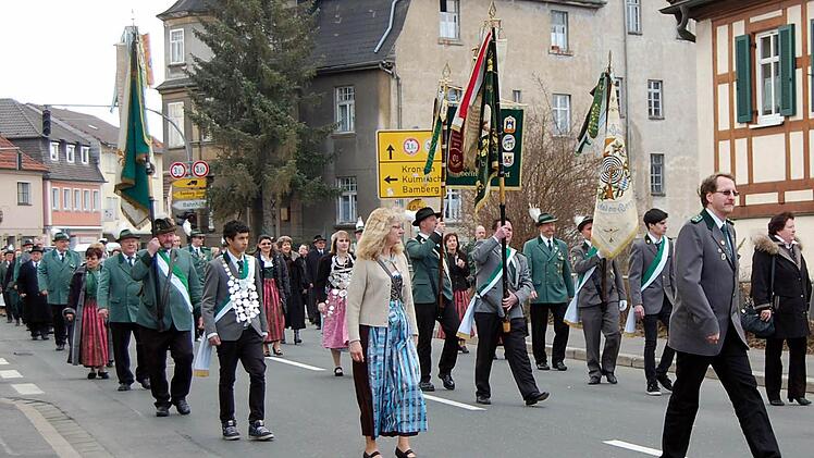Der Umzug führte die Schützen von den Innenstadt zum Schützenhaus. Fotos: Andreas Welz