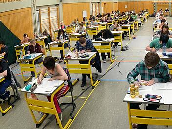 Abiturienten des Anton-Bruckner-Gymnasiums in Straubing (Niederbayern) schreiben in der Turnhalle die Abiturprüfung. Foto: A. Weigel/dpa/Archiv