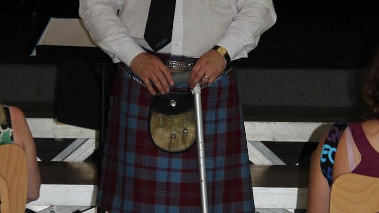 Im Schottenrock und mit britischem Humor: Chorleiter Malcolm Dowie.